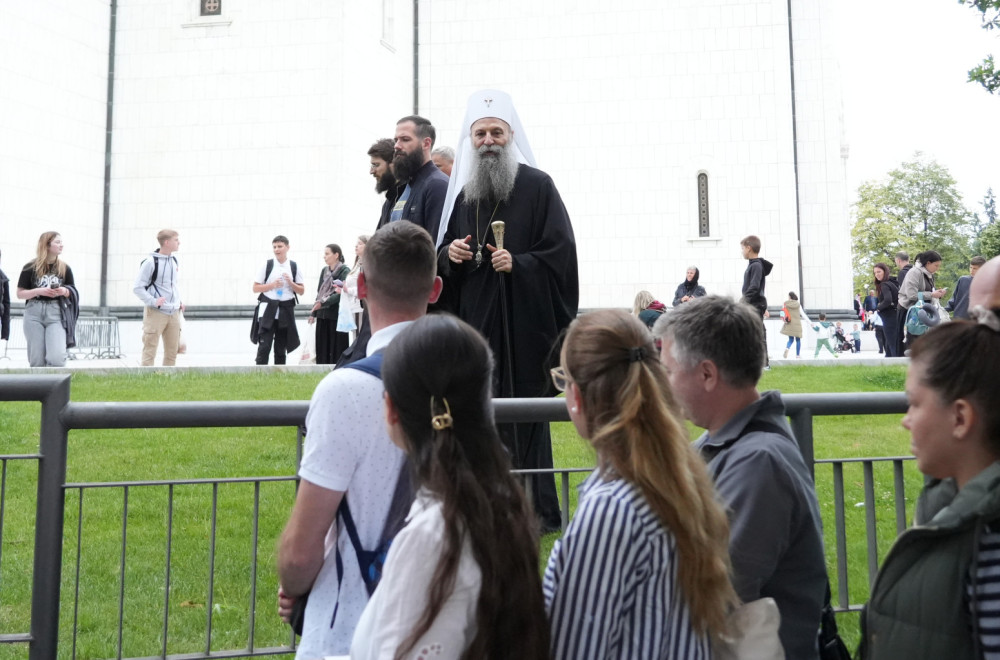 Incident kod hrama: Stajali u redu da celivaju pojas Majke Božije, žena ih gađala staklenim flašama