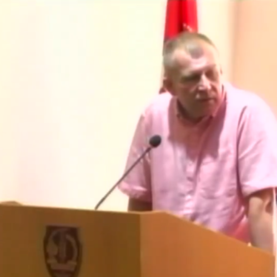 Odbornik Miroslava Aleksića fizički nasrnuo na načelnicu Opštinske uprave u Trsteniku VIDEO