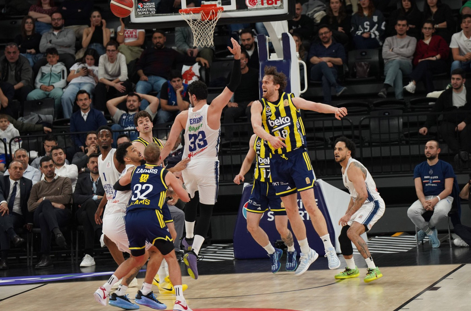 Derbi sa milion isključenja: Larkin izrešetao Fener – Efes se osvetio
