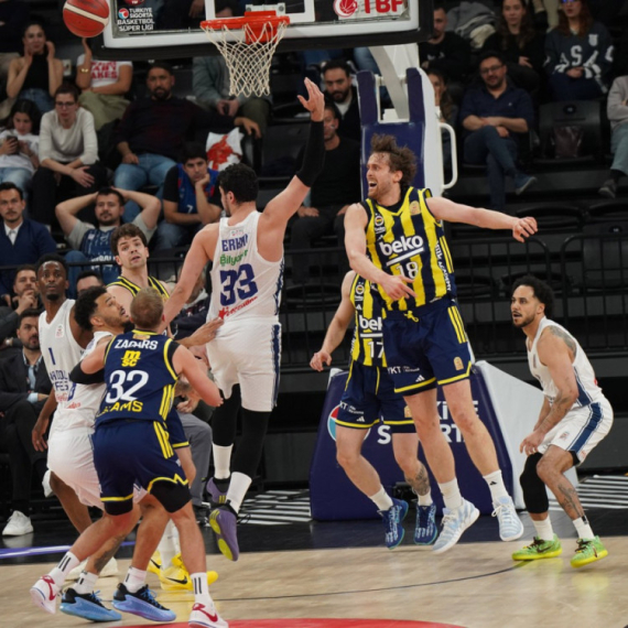 Derbi sa "milion" isključenja: Larkin "izrešetao" Fener – Efes se osvetio