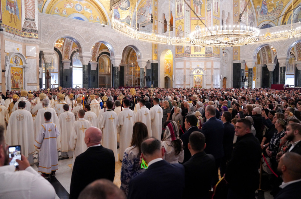 Svečani ispraćaj Pojasa Presvete Bogorodice u 14 sati: Celu noć redovi oko Hrama, u toku Liturgija FOTO/VIDEO