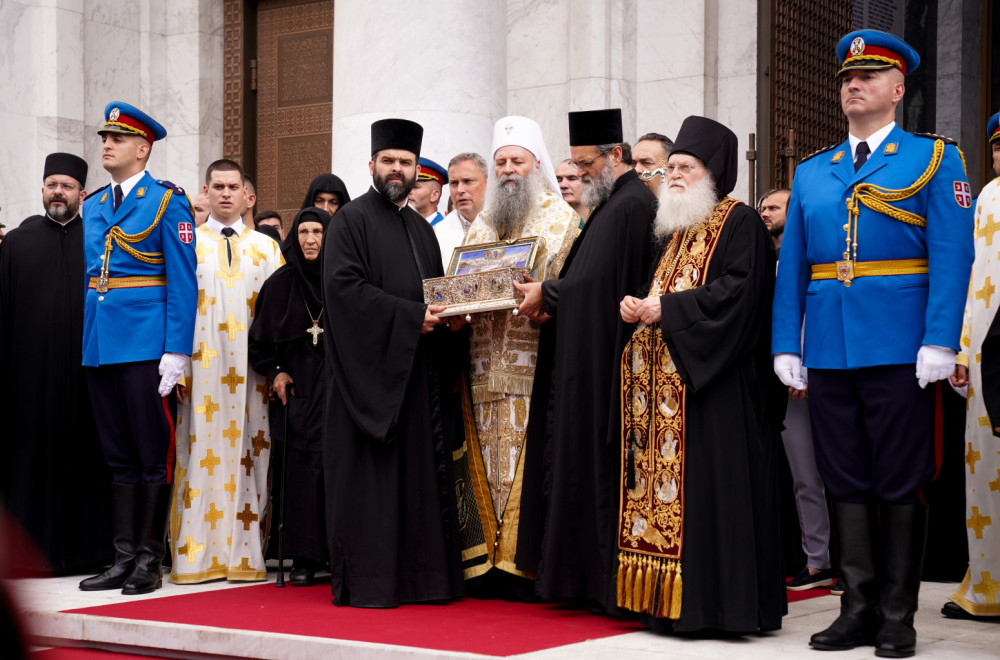 Beograd ispratio svetinju: Skoro milion vernika se poklonilo Pojasu Presvete Bogorodice FOTO/VIDEO