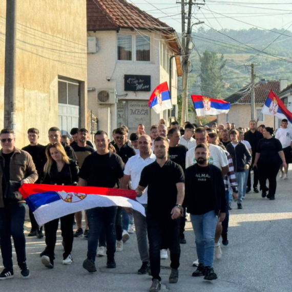 Izbori na Kosovu i Metohiji: Otvorena biračka mesta; Srbi sa trobojkama krenuli na glasanje FOTO