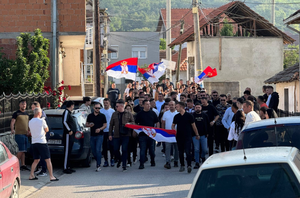 Prelepe slike iz Kosovskog Pomoravlja: Složno, sa srpskim trobojkama na glasanje FOTO