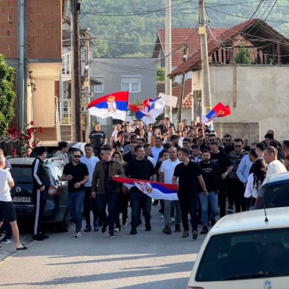 Prelepe slike iz Kosovskog Pomoravlja: Složno, sa srpskim trobojkama na glasanje FOTO