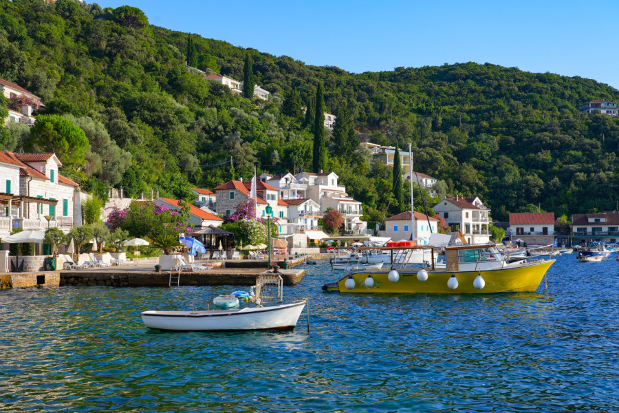 Mnogi kažu da je ovo najlepše selo u Crnoj Gori: Mir i primorski šarm oduševljavaju turiste FOTO