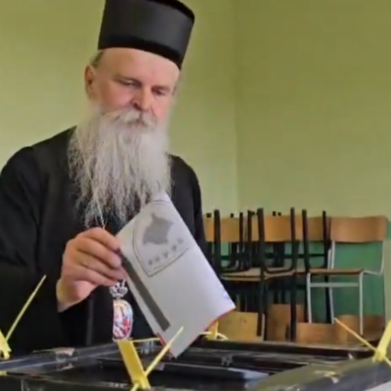 Mitropolit raško-prizrenski Teodosije glasao u Gračanici VIDEO