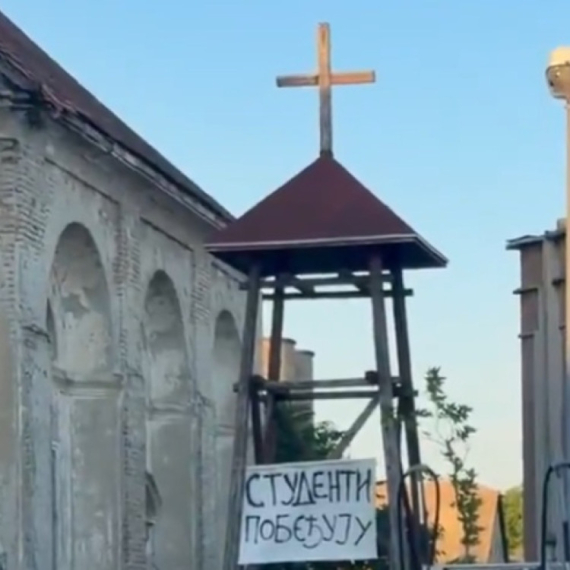 Blokaderima ništa nije sveto: Transparent okačili ispod crkvenog zvonika VIDEO