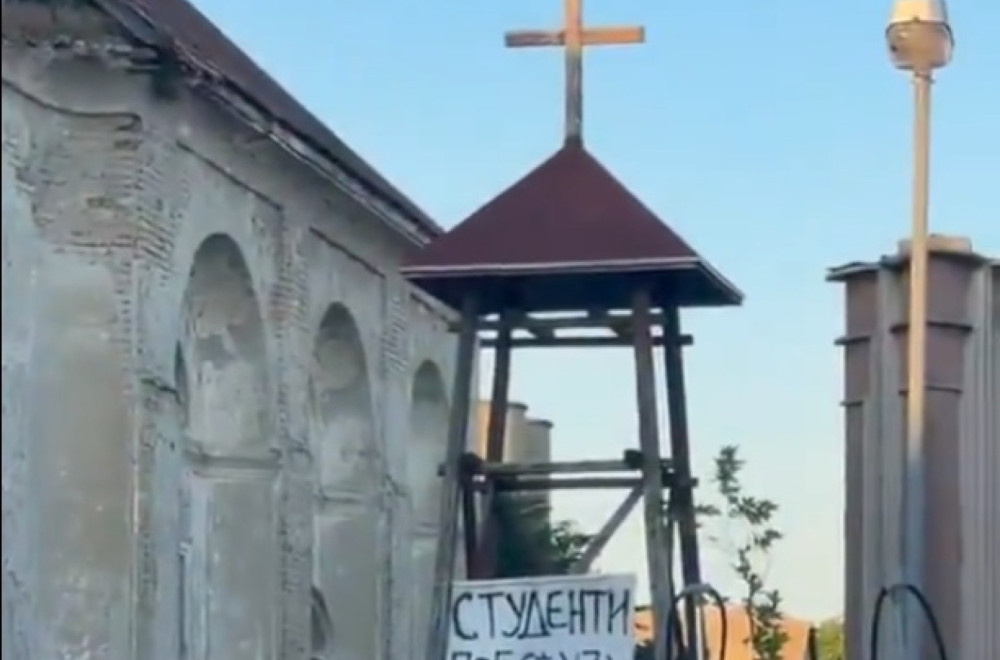 Ništa im nije sveto: Blokaderi okačili transparent na crkven