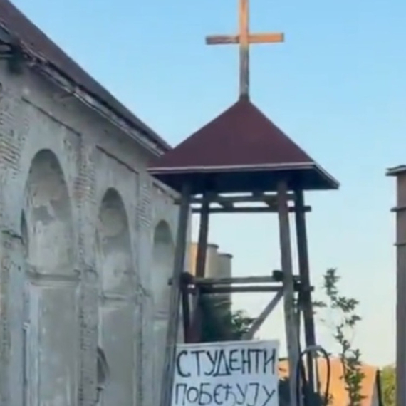 Ništa im nije sveto: Blokaderi okačili transparent na crkveni objekat VIDEO