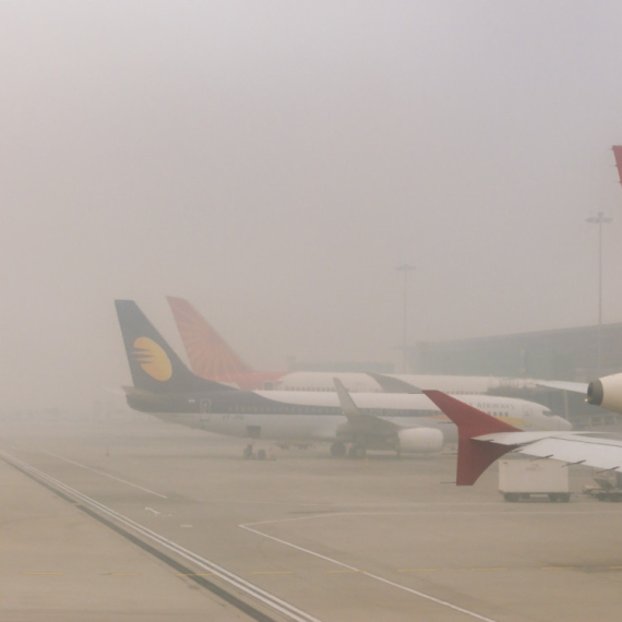 Haos na najprometnijem aerodromu: "Letele" stepenice, osoblje ih jurilo po pisti FOTO/VIDEO