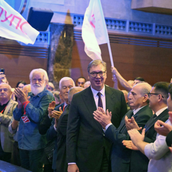 Vučić se obraća na skupštini PUPS-a: "Pokušali su da nam, rušeći državu, sruše i porodicu"