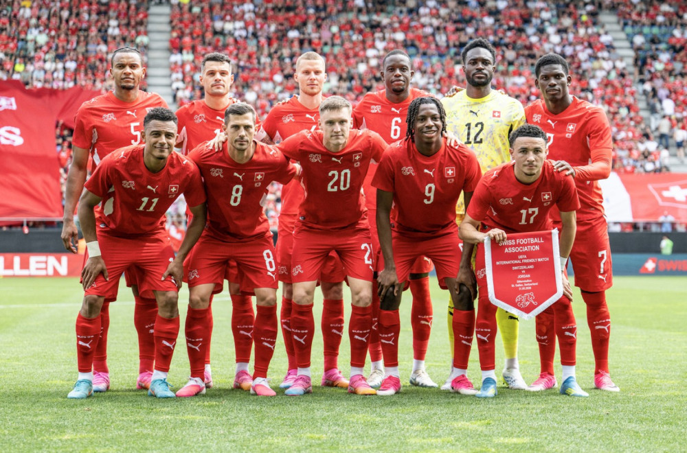 Švajcarci prestravljeni – "zmije su oko nas!" FOTO