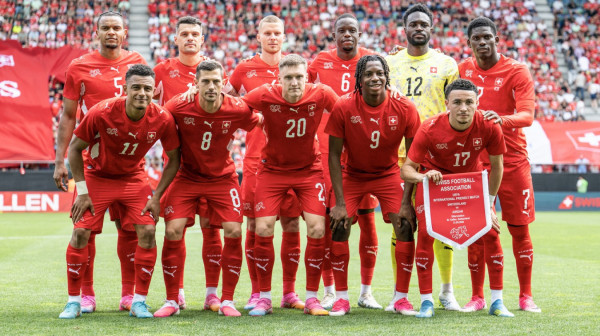 Švajcarci prestravljeni – "zmije su oko nas!" FOTO