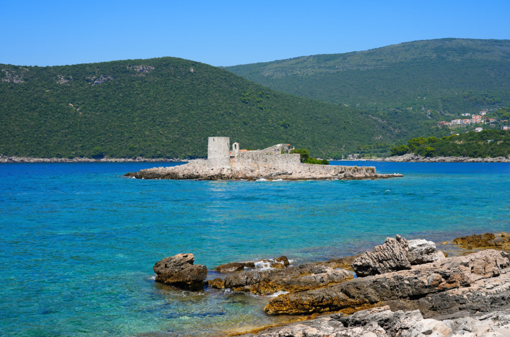 Crnogorci se mole da turisti ne otkriju ovu plažu: More prozirno kao staklo