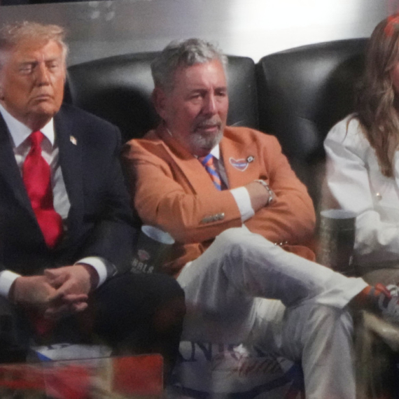 Donald Tramp izviždan, a potom zaspao na NBA finalu VIDEO