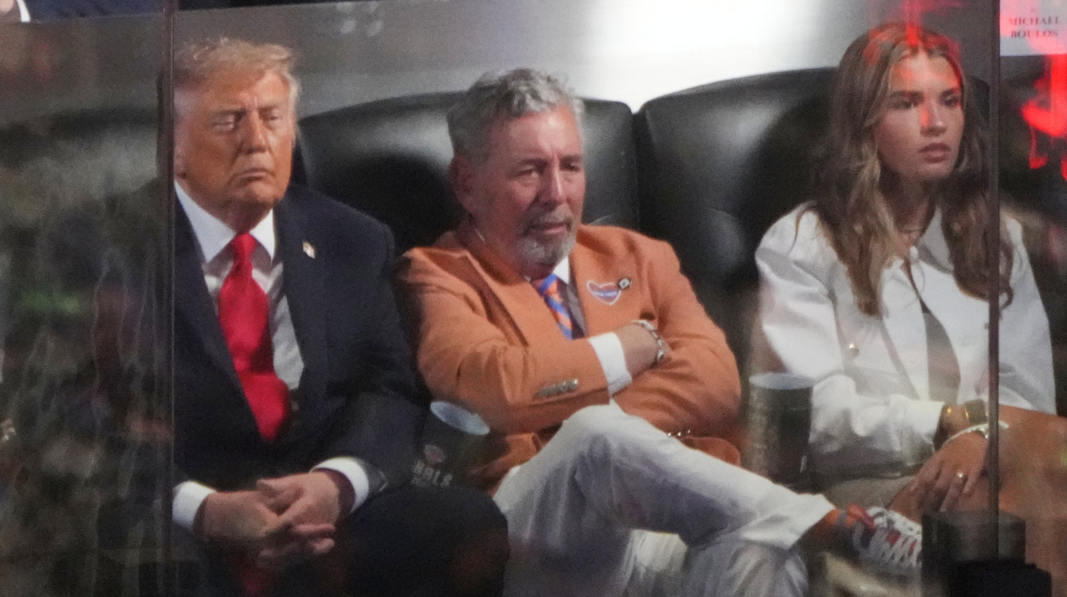 Donald Tramp izviždan, a potom zaspao na NBA finalu VIDEO
