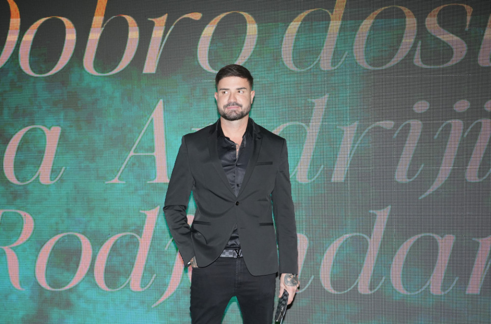 Drama na koncertu: MC Stojan pao sa bine, reakcija publikr sve govori VIDEO
