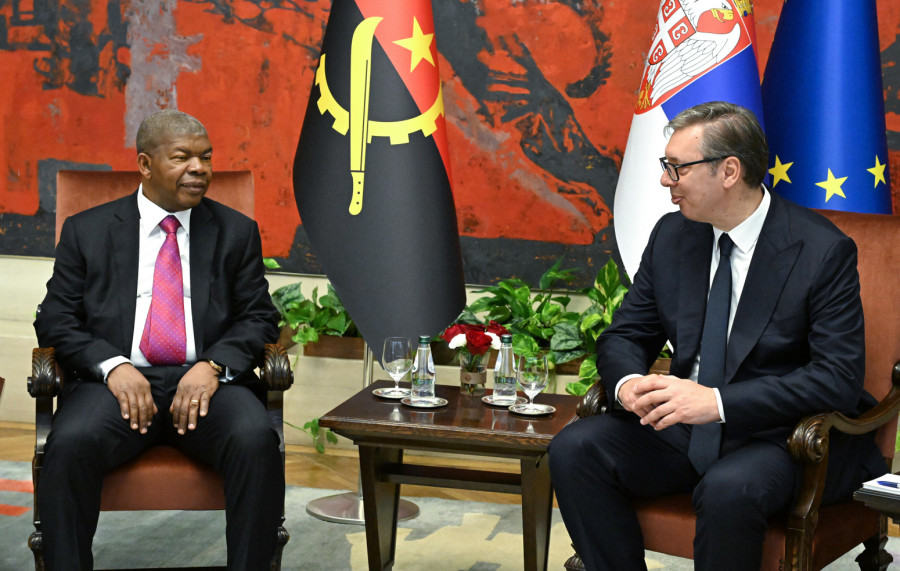 Vučić hosts ceremonial welcome for the President of Angola; Decorations awarded; Roundtable held