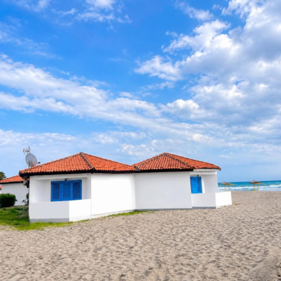 Ovo nije Mikonos – ovo je Ada Bojana: Ovako danas izgleda čuveno nudističko naselje kod Ulcinja FOTO