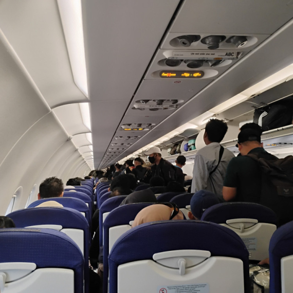 Nezapamćen haos na letu za Tiranu; Avion dva puta prinudno sleteo, putnici se sukobili sa posadom
