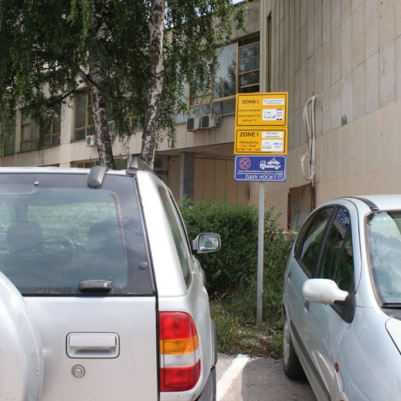 Šok za vozače u Kragujevcu: Kazne za nepropisno parkiranje drastično skočile, minimalna 25.000 dinara