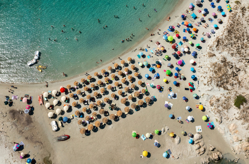 Šok za turiste: Na popularnoj plaži uvedena zabrana suncobrana za osobe od 10 do 65 godina