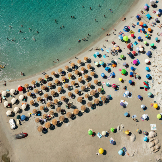 Šok za turiste: Na popularnoj plaži uvedena zabrana suncobrana za osobe od 10 do 65 godina