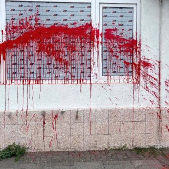 Vandalski napad na prostorije SNS u Surčinu; "Nasilje i mržnja neće pobediti pristojnu Srbiju" FOTO/VIDEO