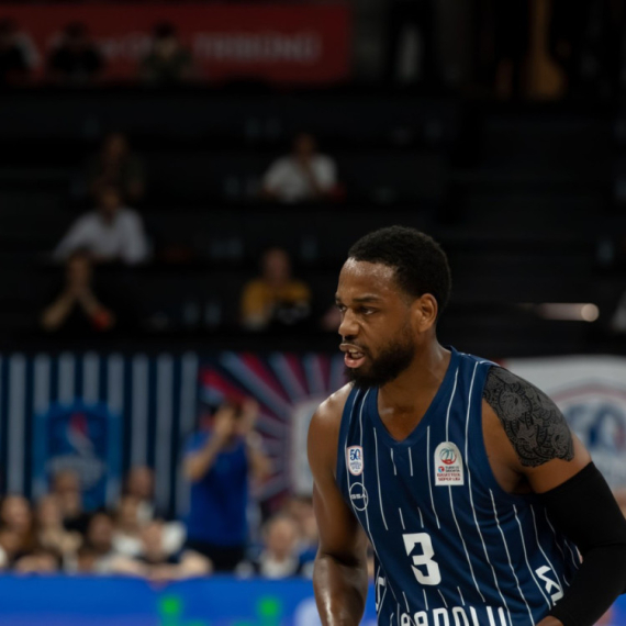Efes spremio novi ugovor za Lojda