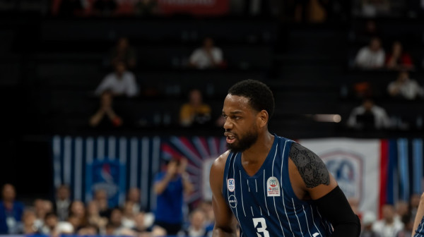 Efes spremio novi ugovor za Lojda