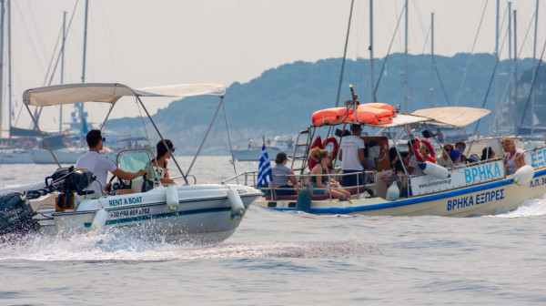 Kapetan uhapšen nakon požara i potonuća dva turistička broda kod Paksosa