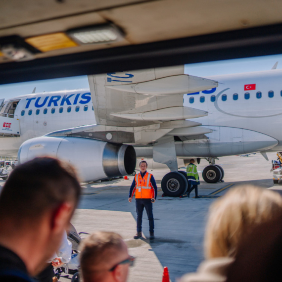 Panika na aerodromu omiljene destinacije Srba: Jak udar aviona, iskočile maske za kiseonik VIDEO