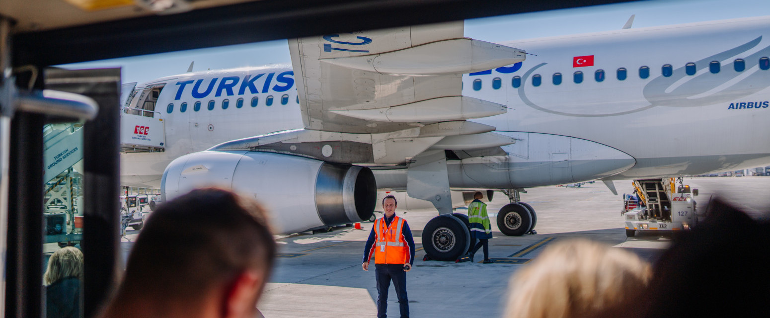 Panika na aerodromu omiljene destinacije Srba: Jak udar aviona, iskočile maske za kiseonik VIDEO