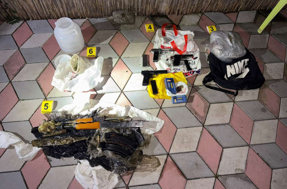 Uhapšeno troje Nišlija: Osumnjičeni za promet droge i oružja FOTO