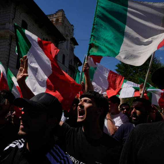Rimom se orilo: "Duče, Duče"; Italija podeljena – za i protiv migranata FOTO/VIDEO