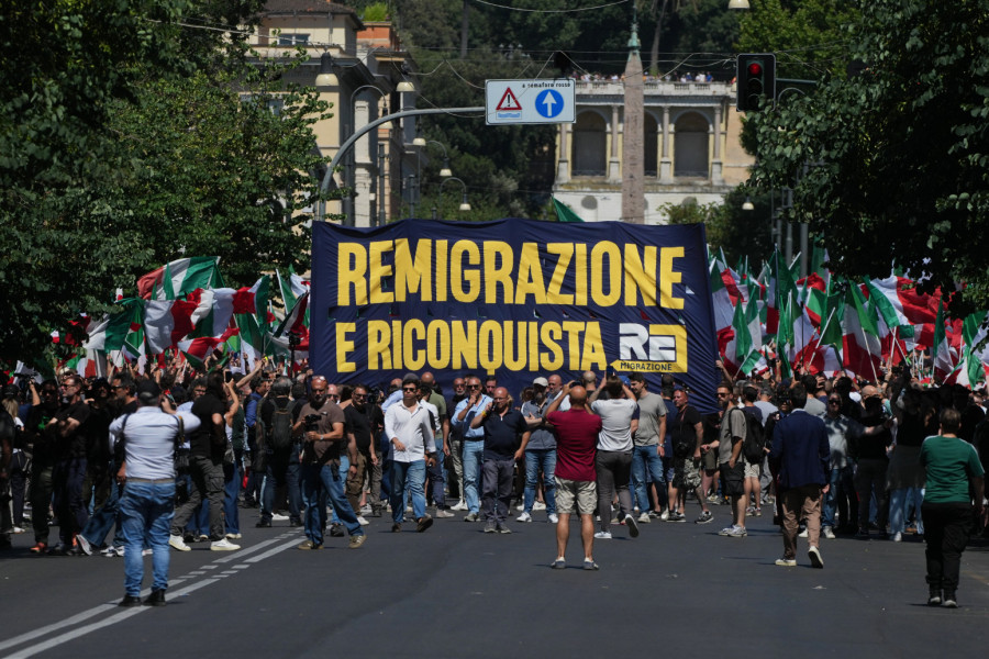 Rimom se orilo: Duče, Duče; Italija podeljena – za i protiv migranata FOTO/VIDEO
