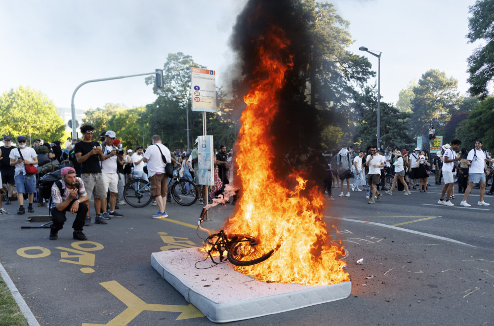 Ulice u dimu i suzavcu: Veliki protest protiv G7 prerastao u nerede