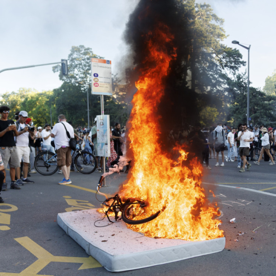 Ulice u dimu i suzavcu: Veliki protest protiv G7 prerastao u nerede