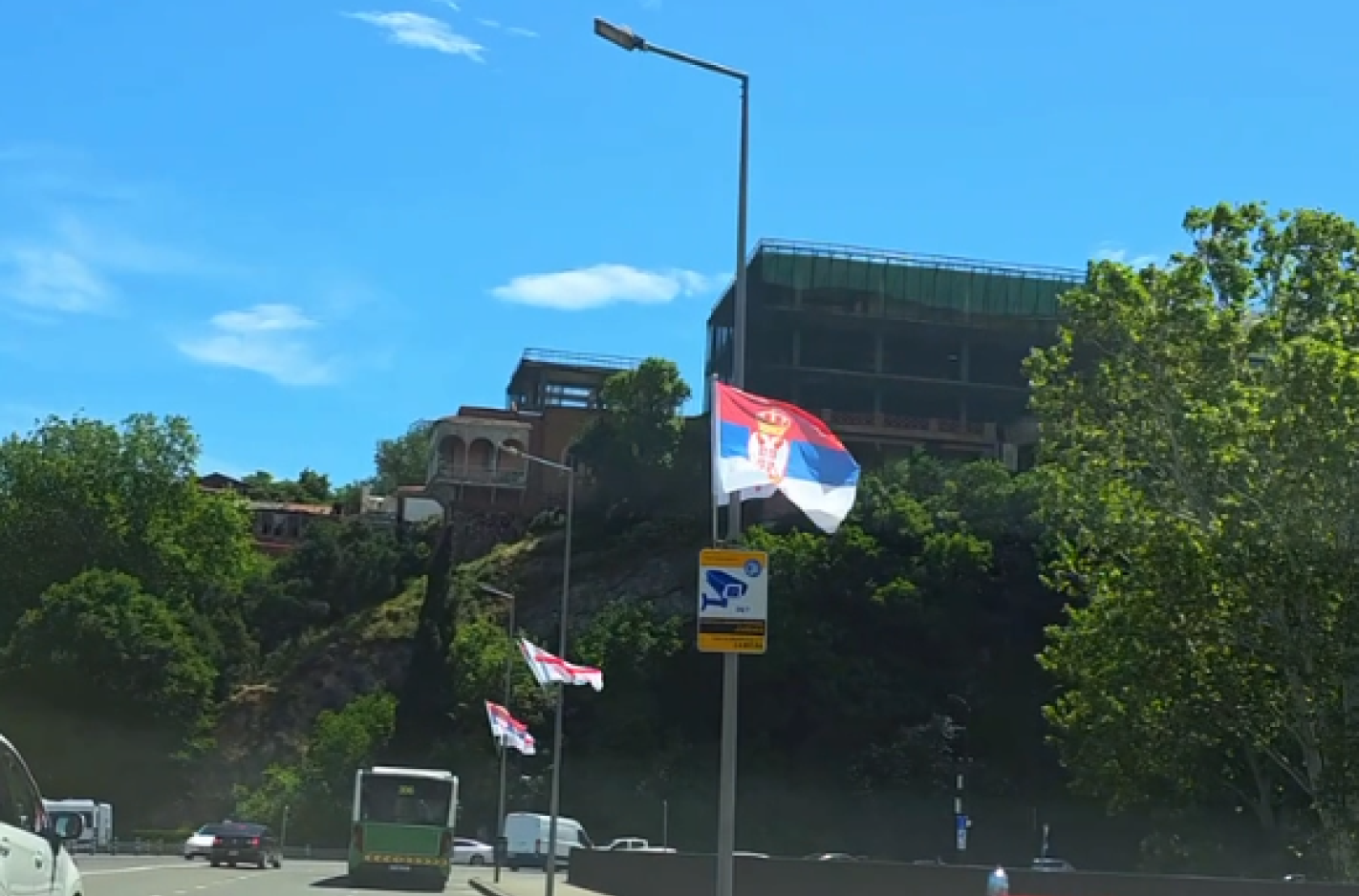 Vučić stiže u Tbilisi; Sve je spremno za svečani doček – Gruzija okićena srpskim zastavama VIDEO