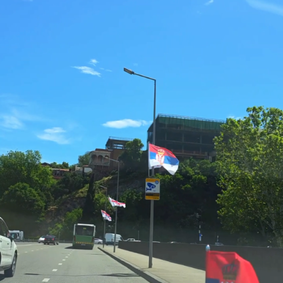 Vučić stiže u Tbilisi; Sve je spremno za svečani doček – Gruzija okićena srpskim zastavama VIDEO