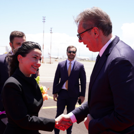Vučić stigao u Tbilisi; Počinje niz važnih susreta; Gruzija okićena hiljadama srpskih zastava FOTO/VIDEO