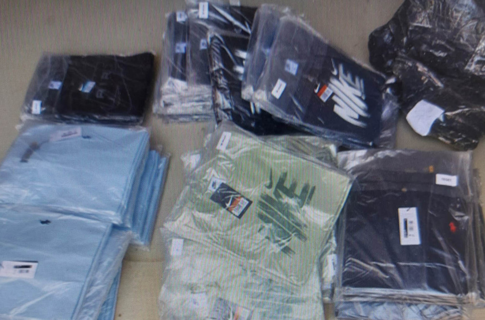 Policija zaplenila garderobu sa lažnim žigovima svetskih brendova: Uhapšen muškarac iz Novog Sada