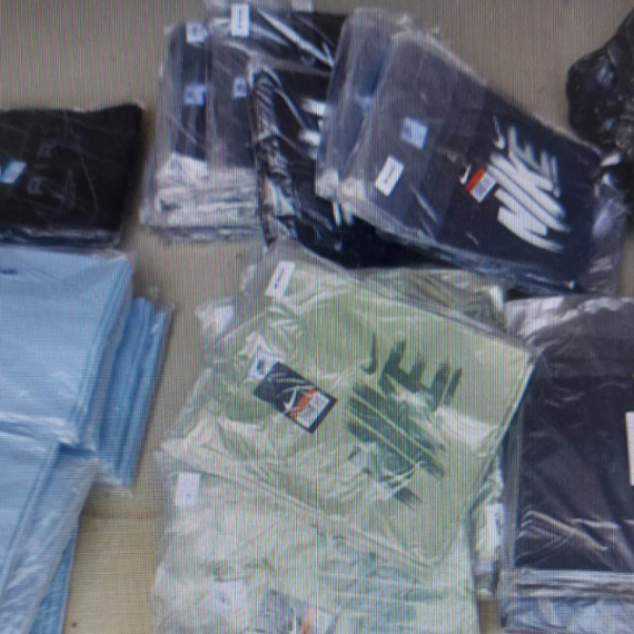 Policija zaplenila garderobu sa lažnim žigovima svetskih brendova: Uhapšen muškarac iz Novog Sada