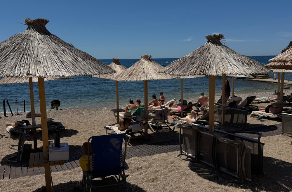 Ležaljke već od 10 evra: Kakve su cene na plažama u Crnoj Gori