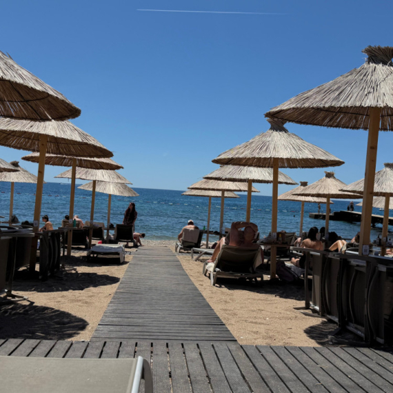 Ležaljke već od 10 evra: Kakve su cene na plažama u Crnoj Gori ANKETA