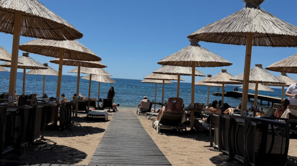 Ležaljke već od 10 evra: Kakve su cene na plažama u Crnoj Gori ANKETA