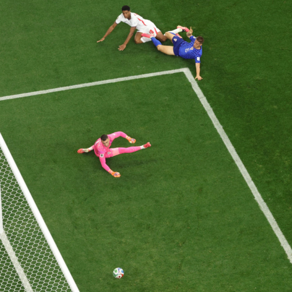 Hrvatska na konopcima – Englezi nižu zicere, Livaković sprečava debakl  VIDEO