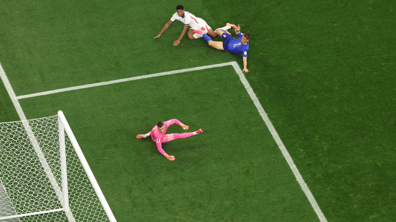 Hrvatska na konopcima – Englezi nižu zicere, Livaković sprečava debakl  VIDEO