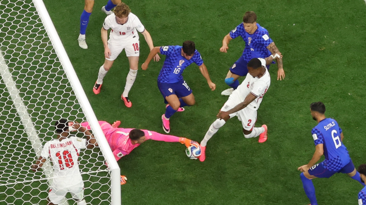 Hrvatska na konopcima – Englezi nižu zicere, Livaković sprečava debakl  VIDEO